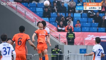 开云下载-宋文杰与彭啸争抢头球时头碰头，随即被换下
